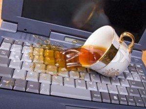 Cách xử lý Laptop bị nước vào Cách xử lý Laptop bị nước vào